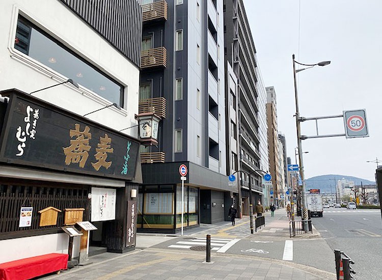 소바 가게의 옆길을 사이에 둔 건물이 저희 호텔입니다.