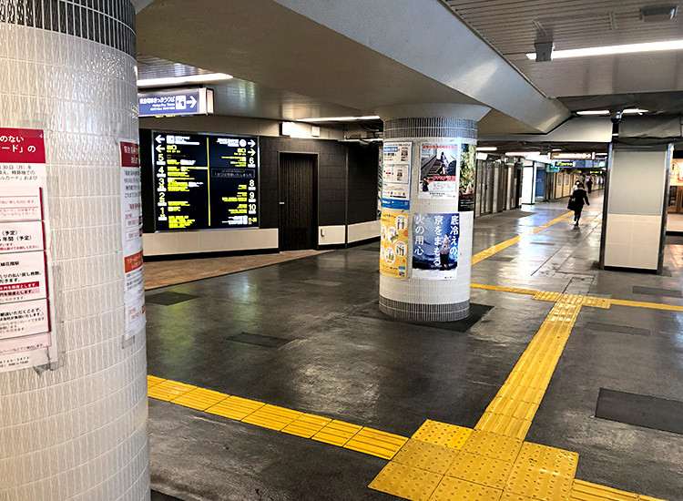 Exit the ticket gate at Hankyu Kawaramachi Station Central Gate and go straight in the underpass on the right side that is diagonal to the station.