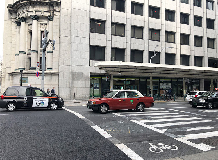大きな交差点が見えるので横断歩道を渡って右側へ(正面三井住友銀行が目印)。